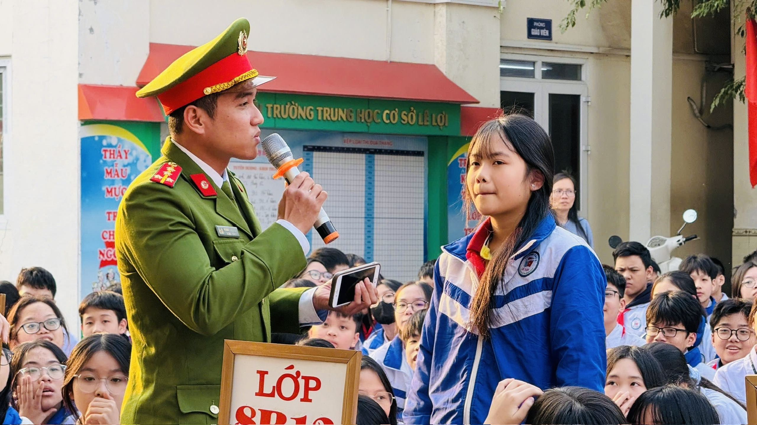 Công an phường Hải An tuyên truyền an toàn giao thông và pháp luật tại trường THCS Lê Lợi